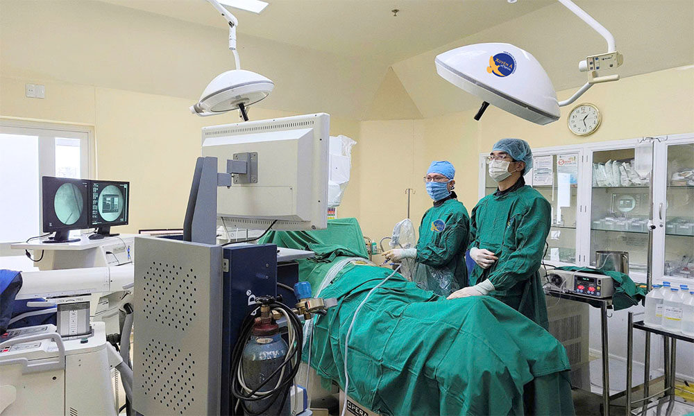 Tán sạch viên sỏi thận to như quả trứng ngỗng