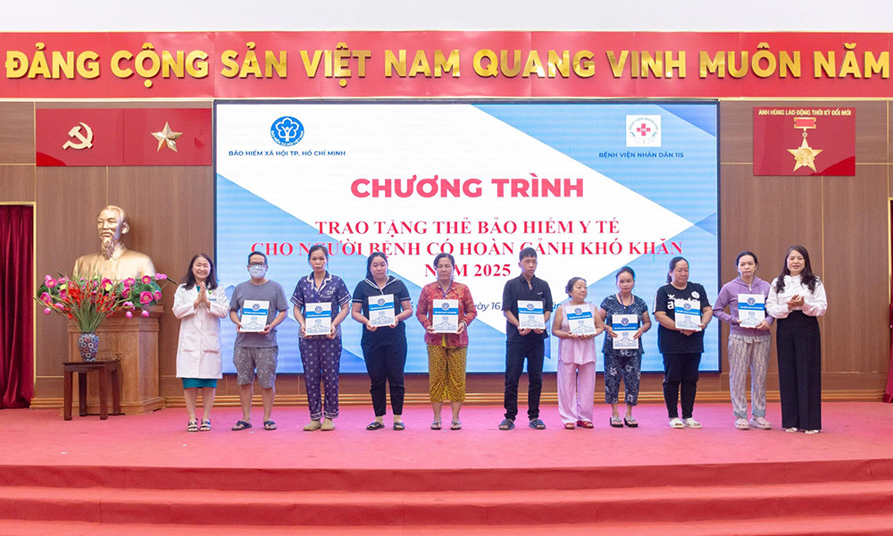 BHXH Khu vực XXVII - Bệnh viện Nhân dân 115: Tặng thẻ BHYT cho bệnh nhân khó khăn 