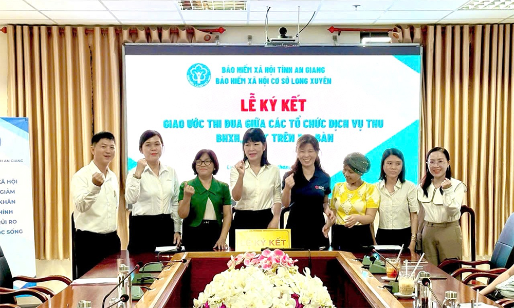 An Giang: BHXH cơ sở Long Xuyên và 6 tổ chức dịch vụ thu ký giao ước thi đua