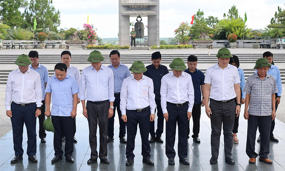 Giám đốc Bảo hiểm xã hội Việt Nam Lê Hùng Sơn tri ân các anh hùng liệt sĩ tại Quảng Trị