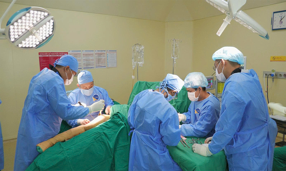Người phụ nữ may mắn thoát chết sau khi bị máy cày đè