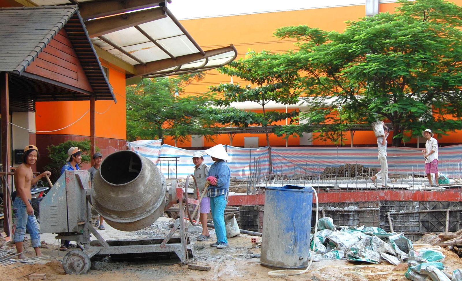 Bảo vệ, thợ hồ, nhân viên nhà hàng sẽ được tham gia BHXH bắt buộc