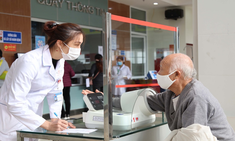 Kiến nghị người từ 70 tuổi đi khám, chữa bệnh không cần giấy chuyển tuyến