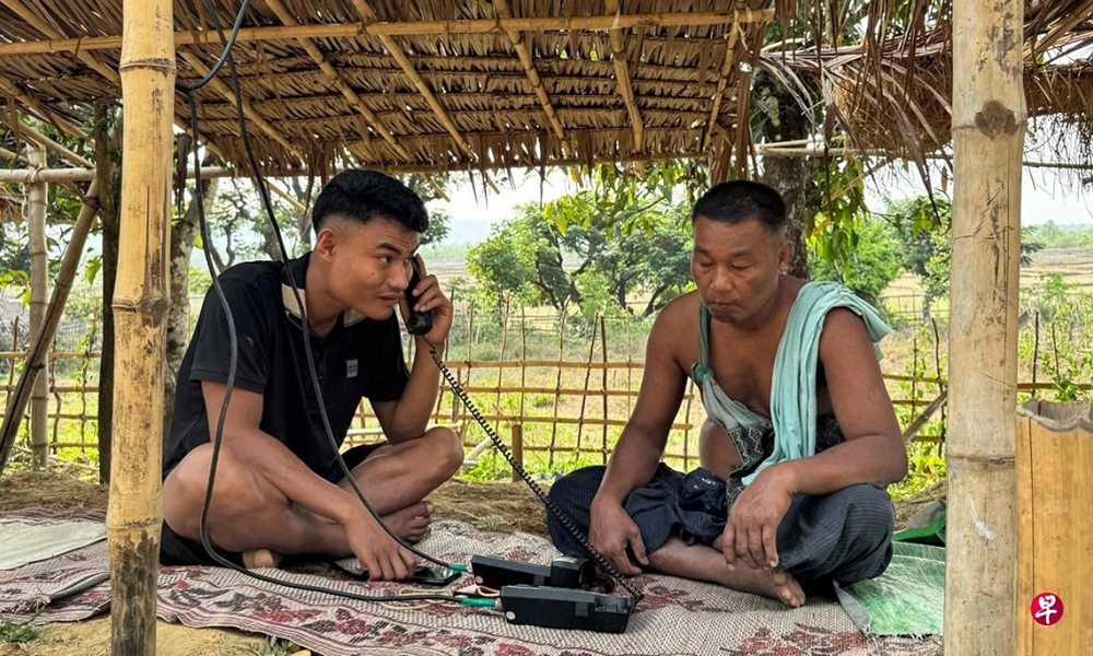Người dân Myanmar tìm cách kết nối với thế giới