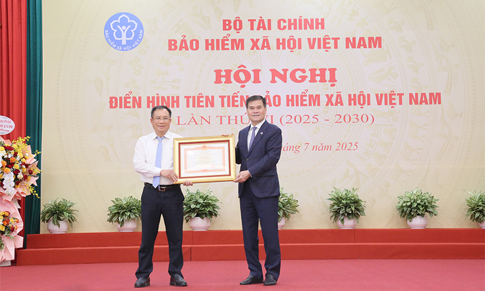 BHXH Việt Nam luôn đi đầu và triển khai có hiệu quả các phong trào thi đua yêu nước