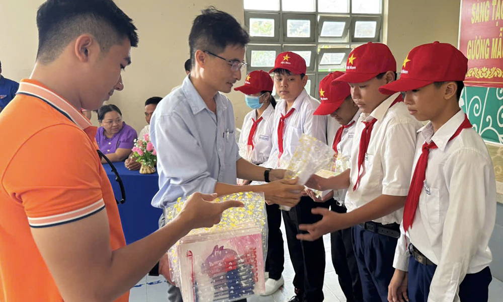 Trao nhiều phần quà cho những em học sinh nỗ lực vượt khó ở Đồng Tháp trước thềm năm học mới