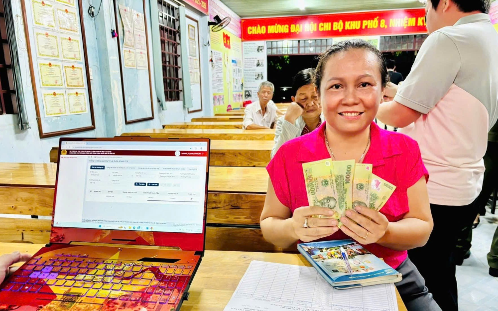 Người dân TP. Hồ Chí Minh vui mừng đón nhận quà mừng Quốc khánh 