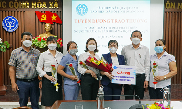 BHXH tỉnh Quảng Nam trao giải thi đua vận động người dân tham gia BHXH tự nguyện